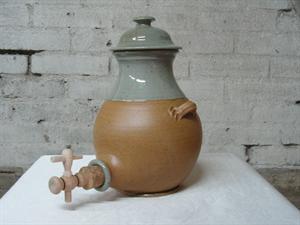 Vineddikkrukke med tappekran, 1,5 l - brun.   H: 26 cm. �: 17 cm